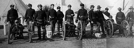 Soldados posando con tres de los cuatro cañones Hotchkiss empleados en Wounded Knee.