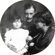 photographie en noir et blanc. Walter Gropius au centre tient sa fille Manon située à gauche. Sa femme Alma Mahler est à droite.