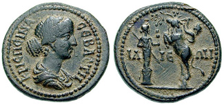 Monnaie de bronze d'Ilium, représentant Crispine, épouse de l'empereur Commode. Au revers, Ilos sacrifie un taureau devant Athéna Ilias. La légende IΛΙΕΩΝ (« Les citoyens d'Ilium ») traverse le revers au centre.