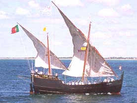 15-րդ դարի պորտուգալական առևտրային նավն Աֆրիկայի արևմտյան ափում նավարկելու ժամանակ։ Առագաստի վրա ծածանվում է Պորտուգալիայի դրոշը