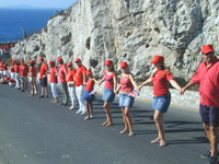 Gibraltarians encircle the Rock on the tercentenery.