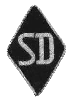 Photographie en noir et blanc du symbole du SD cousu sur la partie inférieure de la manche gauche de l'uniforme. Les lettres SD, en blanc, sont apposée sur un losange noir