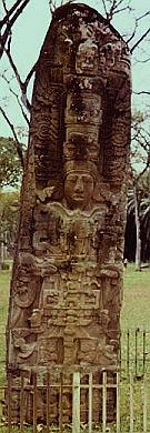 Un monumento alto y estrecho con la escultura prominente de un rey rodeado de decoración elaborada