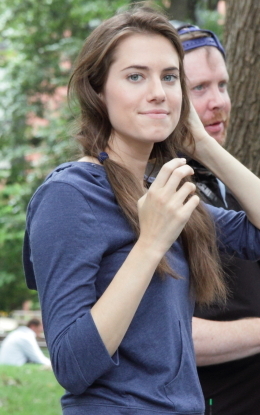 Allison geeft een interview na het filmen van Girls in Washington Square Park, Greenwich Village, New York.