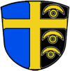 Gemeinde Siegertshofen Ein durchgehendes goldenes Tatzenkreuz mit zwei rechten blauen Winkeln, in den linken schwarzen Winkeln oben eine, unten zwei goldene Wolfsangeln.