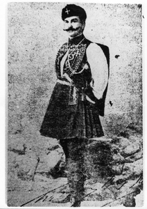 Photographie en noir et blanc montrant un homme moustachu portant la fustanelle.