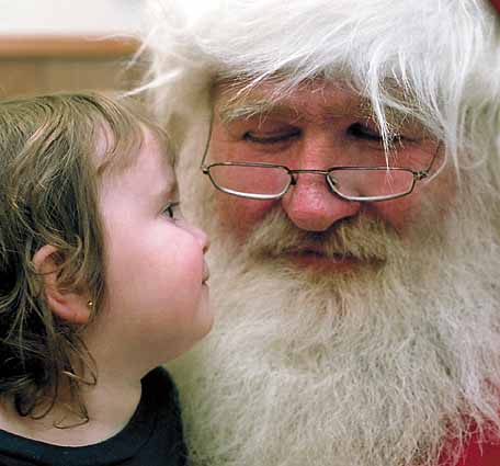 Санта Клаус с маленькой девочкой