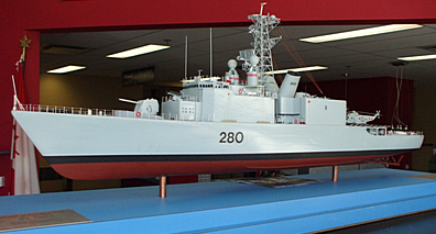 Maquette du NCSM Iroquois DDG 280 avec les cheminées en Y avant l'importante transformation de la classe Iroquois