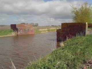 Brughoofden van de voormalige spoorbrug over de Hoornse Vaart.