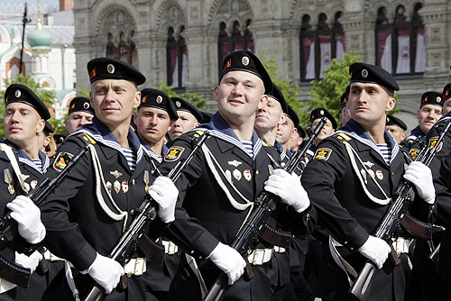 Det ryska marininfanteriet bär sjömansuniform med basker.