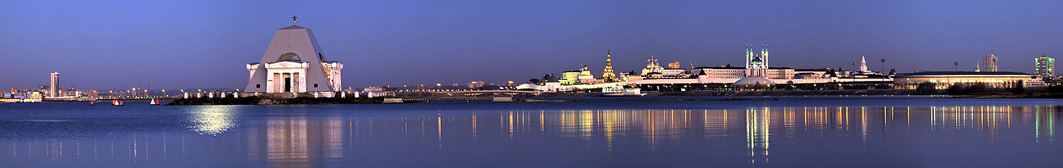 Panorama vido de la Kazana kremlo, templo Vernicle kaj rivero Kazanka