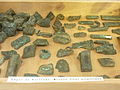 Objets divers trouvés dans une cachette de fondeur à Kerlouan et datant de l'Âge du bronze final (Musée de la préhistoire finistérienne de Penmarc'h).
