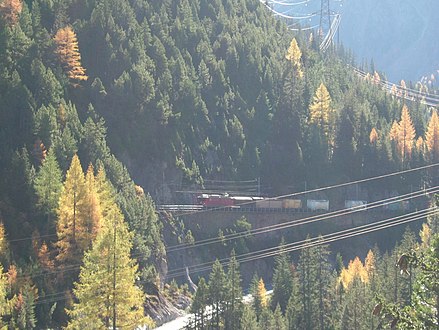 Northbound freight train after leaving Albula viaduct I Nordwärts fahrender Güterzug nach dem Verlassen des Albula-Viadukts I