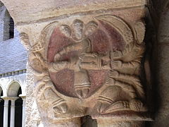 Capitel del claustro de la colegiata de Alquézar. Trinidad tricéfala