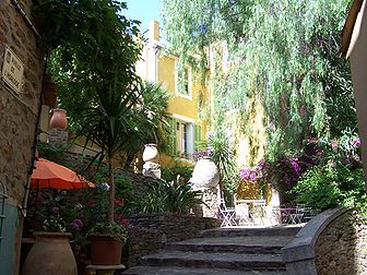 Ruelle de l’horloge à Bormes-les-Mimosas, commune du Var en Provence-Alpes-Côte d’Azur (France). (définition réelle 2 576 × 1 932)