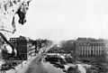 Zruinováné náměstí Pariser Platz, pohled od Braniborské brány, 1950. Hotel Adlon je vpravo.