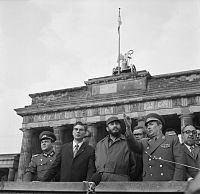 El líder de la revolución cubana Fidel Castro, inicialmente populista que evolucionó al comunismo, en la tribuna de un acto en Berlín Oriental en 1972, con dirigentes de la República Democrática Alemana.