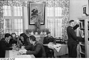 Est : intérieur d'un commissariat de la zone d'occupation soviétique, avec le portrait de Lénine et le buste de Rosa Luxemburg, mai 1949.