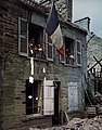 Bandera de Francia, Cherbourg, en una fotografía Kodachrome tomada en 1944 justo después de la batalla de Normandía.