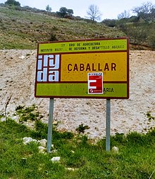 Cartel de Plataforma Segovia Viva, incorporada en España Vaciada a la entrada a Caballar, provincia de Segovia, municipio que ha perdido el 85% de sus habitantes en los últimos años