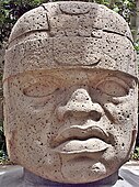 Capul Colosal numărul 1 de la San Lorenzo. O personalitate istorică, probabil un lider olmec, e reprezentată în această sculptură monumentală găsită la San Lorenzo (în Tabasco, Mexic), un principal centru olmec