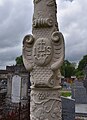 IHS sculpté sur le fût d'un calvaire (Cimetière de Droyes - Haute-Marne)