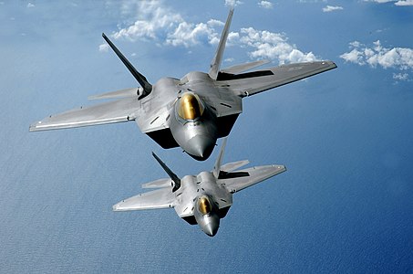 שני F-22 ראפטור טסים מעל האוקיינוס השקט במהלך משימה ב-9 במרץ 2009 כחלק מפריסה בבסיס חיל האוויר אנדרסן (אנ'), גואם. הראפטורים פרוסים מבסיס חיל האוויר אלמנדורף (אנ'), אלסקה.