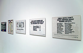 Obras del grupo 'Guerrilla Girls' en exposición en el Museum of Modern Art (MoMA), Manhattan, Nueva York
