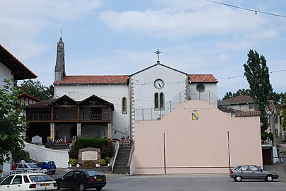 Le fronton place libre adossé à l'église.