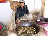 Mujer uigur en una fábrica de seda, Khotan.