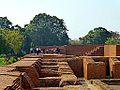 Du khách đi thăm phế tích Nalanda, phần lớn nay chỉ còn nền gạch đỏ