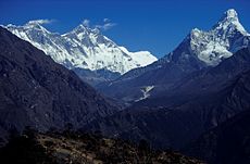 Mount Everest (balról a felhőkkel)