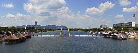 Neue Donau mit der Fußgängerbrücke Ponte Cagrana in Wien.jpg