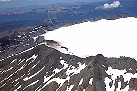 Vue aérienne du volcan en direction du sud-est.