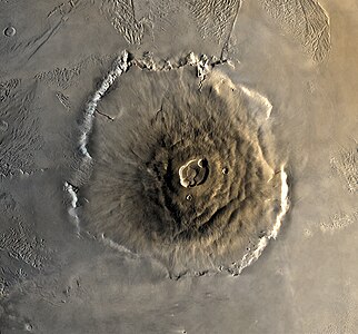 Mars’ın ve Güneş Sistemi’nin en yüksek dağı olan, 27.000 m. yükseklikteki Olimpos Dağı'nın (Olympus Mons) Mars’ın yörüngesinden çekilmiş fotoğrafı. (Üreten: NASA)