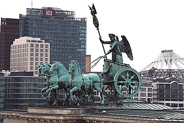 Potsdamer Platz osmonoʻpar binolari bilan quadriga