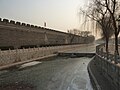 Foso congelado de la ciudad amurallada de Qufu, China