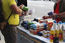 Personas ayudando a otros con comida y sin la intención de recibir nada a cambio