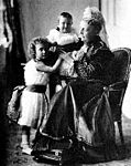Drottningen år 1902 med två av sina barnbarn, prinsessorna Margaretha och Märtha, döttrar till prins Carl och senare dansk prinsessa resp. norsk kronprinsessa.