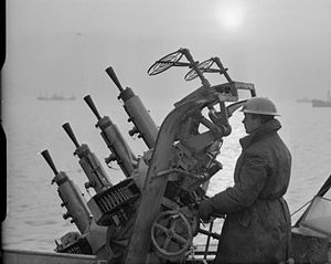 Кулеметна обслуга біля 12,7-мм зчетвереного зенітного кулемету Vickers .50 на британському есмінці «Ашанті» під час супроводження транспортного конвою. Арктичні конвої