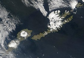 Image satellite d'Unalaska (à droite) et d'Umnak (à gauche).