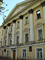 Vue de la façade à fronton hexastyle corinthien de l'université d'État technique