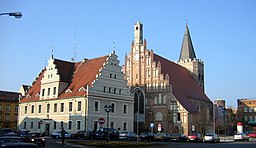 Rådhuset och kyrkan.