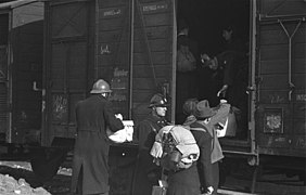 Bundesarchiv Bild 101I-027-1477-17, Marseille, Gare d'Arenc. Deportation von Juden.jpg