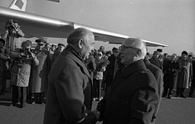 Bundesarchiv Bild 183-1987-1211-028, Berlin, Michail Gorbatschow, Erich Honecker.jpg