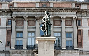Monumento a Murillo (réplica de 1871), de Sabino Medina, delante de la Puerta de Murillo, entre el Museo del Prado y el Jardín Botánico de Madrid (el original es de 1859 y está en Sevilla).[54]​