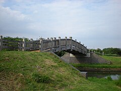 Pont en bois sur le canal à Northolt, Londres