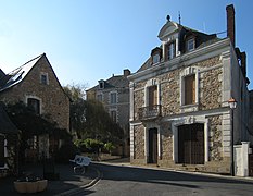 Vieilles maisons de pierre à Neuville.