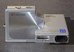 Kyocera Finecam SL300R, Höhe etwa 1,5 cm (2003)[23]