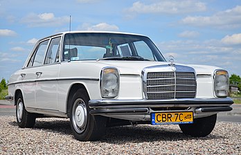 Une Mercedes-Benz W115, modèle 1973. (définition réelle 4 350 × 2 800)